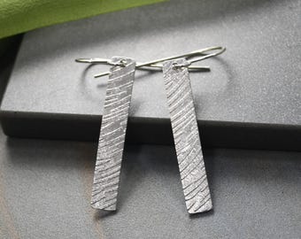 Örhängen i sterlingsilver, minimalistisk industriell design, modern stil, avlång form, hängande örhängen