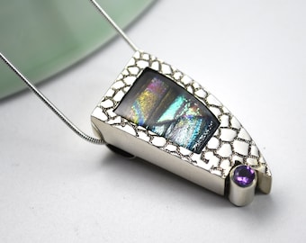 Konstglashänge: Handgjort halsband i sterlingsilver med ametist