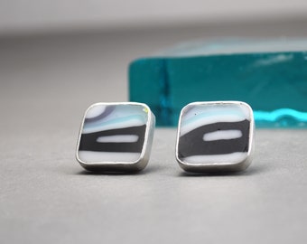 Örhängen i smält konstglas: Fin modernistisk design i silver