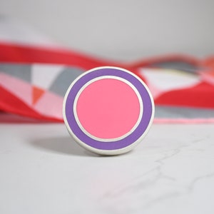 Anillo de resina, talla 8, diseño circular, plata de ley y resina, colores magenta y violeta, anillo modernista, anillo llamativo, hecho a mano