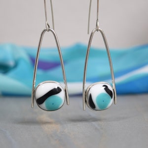 Fused Art Glass Ohrringe: Moderne Glasohrringe aus Sterlingsilber