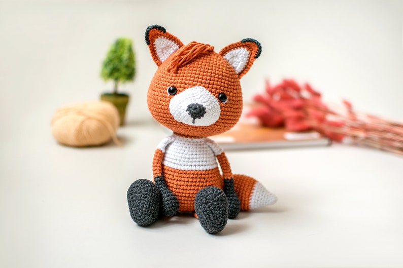 Fox pdf. Игрушка Фокс крючком. Лисенок Фокс крючком. Sky Fox Crochet. How to make a Toy Fox.