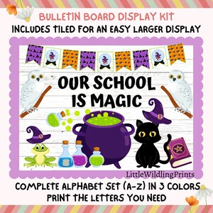 Puede incluir: Un kit de exhibición de tablero de anuncios imprimible con temática de Halloween. El kit incluye una pancarta con búhos, un caldero, un gato negro, una rana y botellas de poción. El texto "Nuestra escuela es mágica" se presenta en la pantalla. El kit incluye un conjunto completo de alfabeto en tres colores.