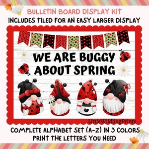 Peut inclure: Un kit d'affichage pour tableau d'affichage avec le texte "We are buggy about spring". Le kit comprend une bannière avec des motifs de coccinelles rouges, vertes et noires, trois gnomes portant des chapeaux de coccinelle et un alphabet complet en trois couleurs.