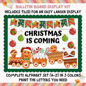 Op de afbeelding: Een bulletin board display kit met een kerstthema. De kit bevat een banner met rode en groene gingerbread huisjes, een bord met de tekst "Kerstmis komt", en een gingerbread trein met snoepstokken. De kit bevat ook een complete alfabetset in drie kleuren.