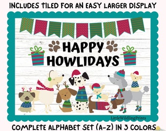 Pode incluir: Um kit de exibição de quadro de avisos com fundo de madeira branca e uma faixa de bandeiras vermelhas e verdes. O texto "Happy Howlidays" é exibido em preto com pegadas. Há sete cães vestindo suéteres e chapéus. O texto "Complete Alphabet Set (A-Z) in 3 Colors Print the Letters You Need" é exibido na parte inferior.