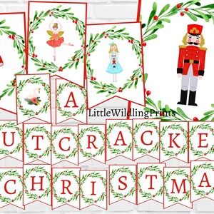 Puede incluir: Una pancarta imprimible con temática navideña de Cascanueces. La pancarta presenta un soldado Cascanueces, una bailarina, un rey ratón y un cisne. La pancarta también incluye las palabras "Cascanueces Navidad".