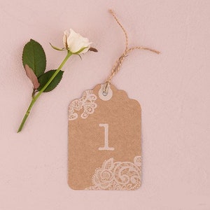 Les 12 numéros table tag kraft et dentelle