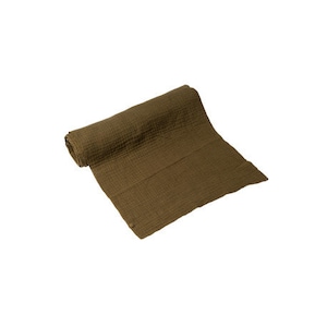 Puede incluir: Una tela de muselina verde oliva enrollada. La tela es suave y texturizada.