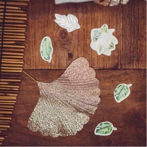 Exotic foliage table confetti