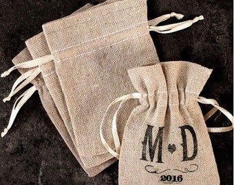 The 12 linen favor bags to offer as a guest gift