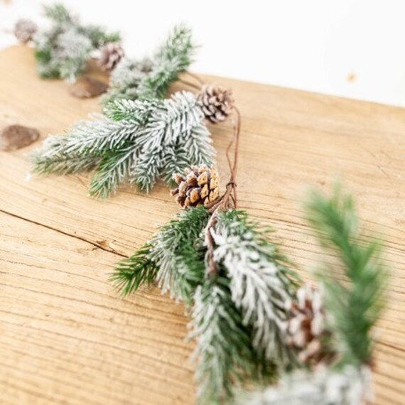 La Guirlande de Sapin et Pomme Pin Artificiel