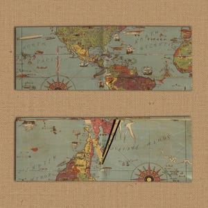 Pode incluir: Dois mapas-múndi retangulares em estilo vintage com fundo azul claro. Os mapas apresentam ilustrações detalhadas de continentes, oceanos e rosas dos ventos. O mapa superior mostra a América do Norte e o Atlântico Norte. O mapa inferior mostra a América do Sul e o Pacífico Sul.