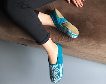 Damen EU 35-41,5 (US 5-11) Blaugrüne Slipper-Socken MIT Wildledergriffen, handgestrickt. Hausschuhe. Yoga-Slipper-Socken. Versand aus Aserbaidschan