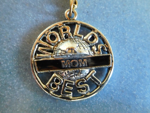 Vintage "World's Best Mom" Keychain Like New In Go