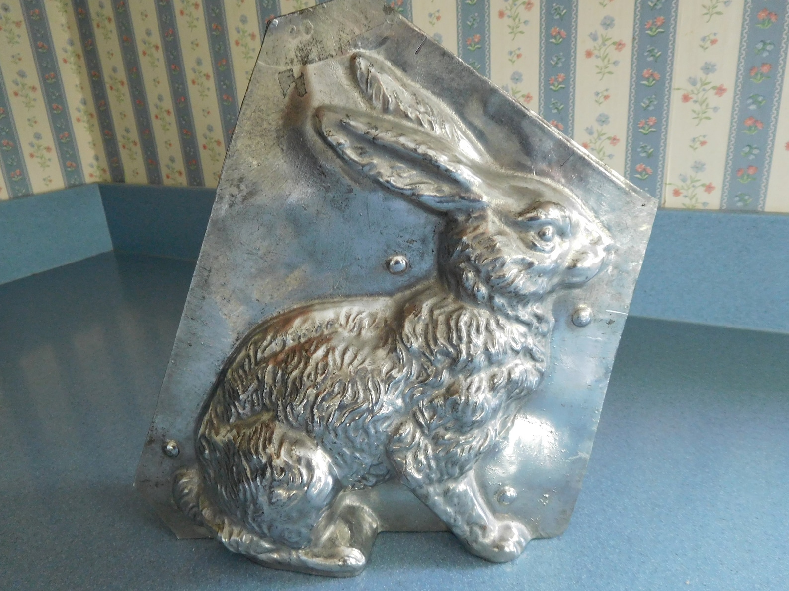 Classic Sitting Rabbit Metal Candy Mold 9