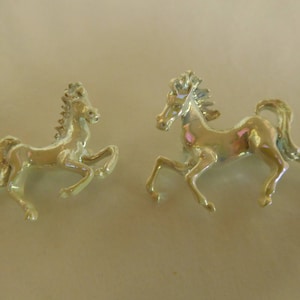 Vintage Pair of Horse Pins in White Glaze In Excellent Vintage Condition