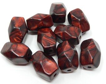 Dix perles de couleur rouge aux reflets noir   ,diamètre 1 cm sur 1 cm  ,hauteur 3 cm ,livraison gratuite