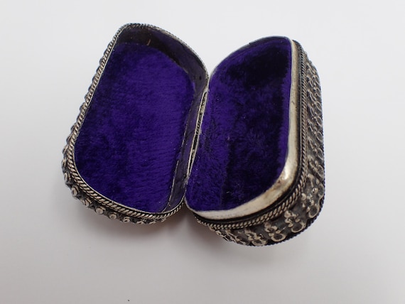 Antique oriental box in solid silver - image 3