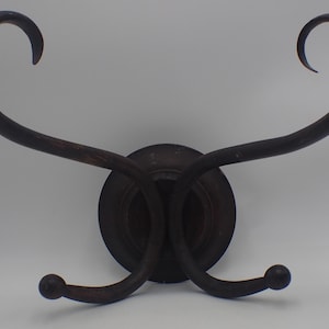 Antiguo perchero y sombrero de madera.