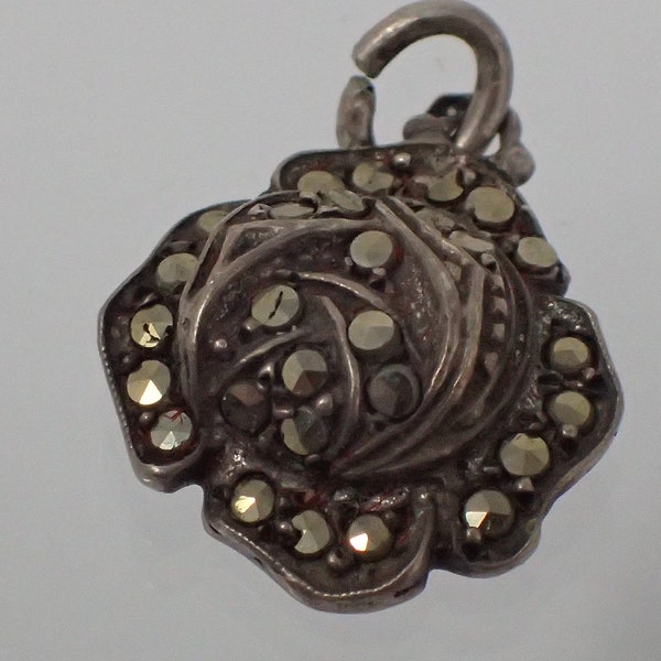 pendentif vintage rose argenté ,art nouveau