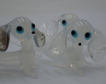 tres pequeños perros de cristal de Murano