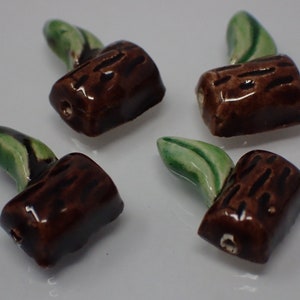 quatro pérolas, cabochões, botão, ramos de cerâmica de Vallauris