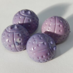 Quatre boutons vintage ,violet ,diamètre 1,3 cm image 1