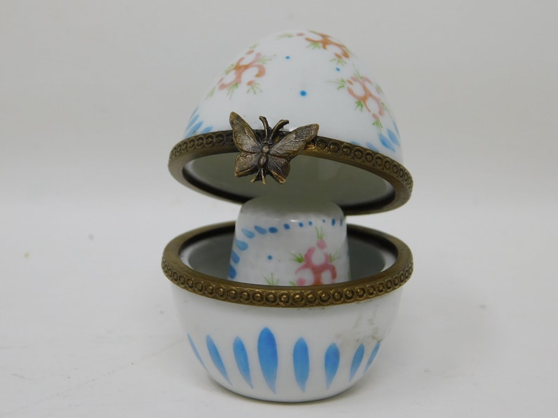 Porcelain thimble with its storage egg