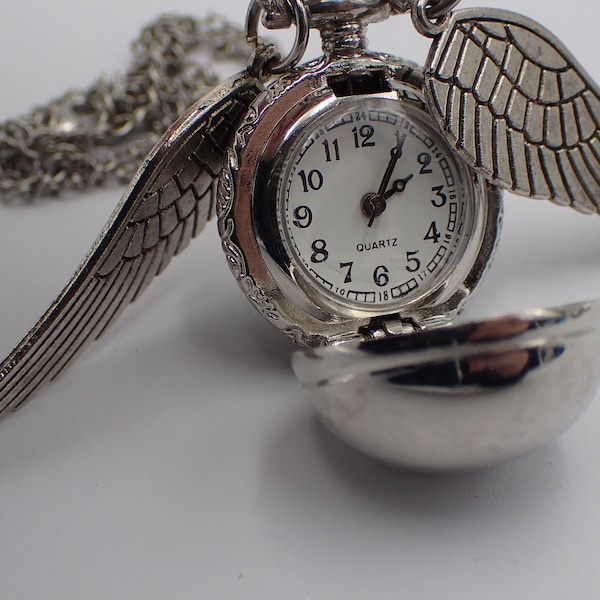 montre vintage  ,pendentif au ailes argenté