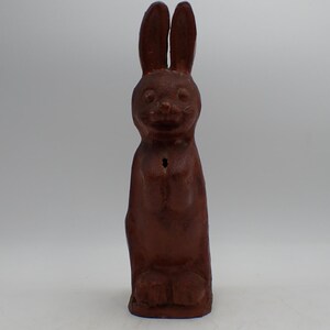 antico salvadanaio a forma di coniglio in ceramica