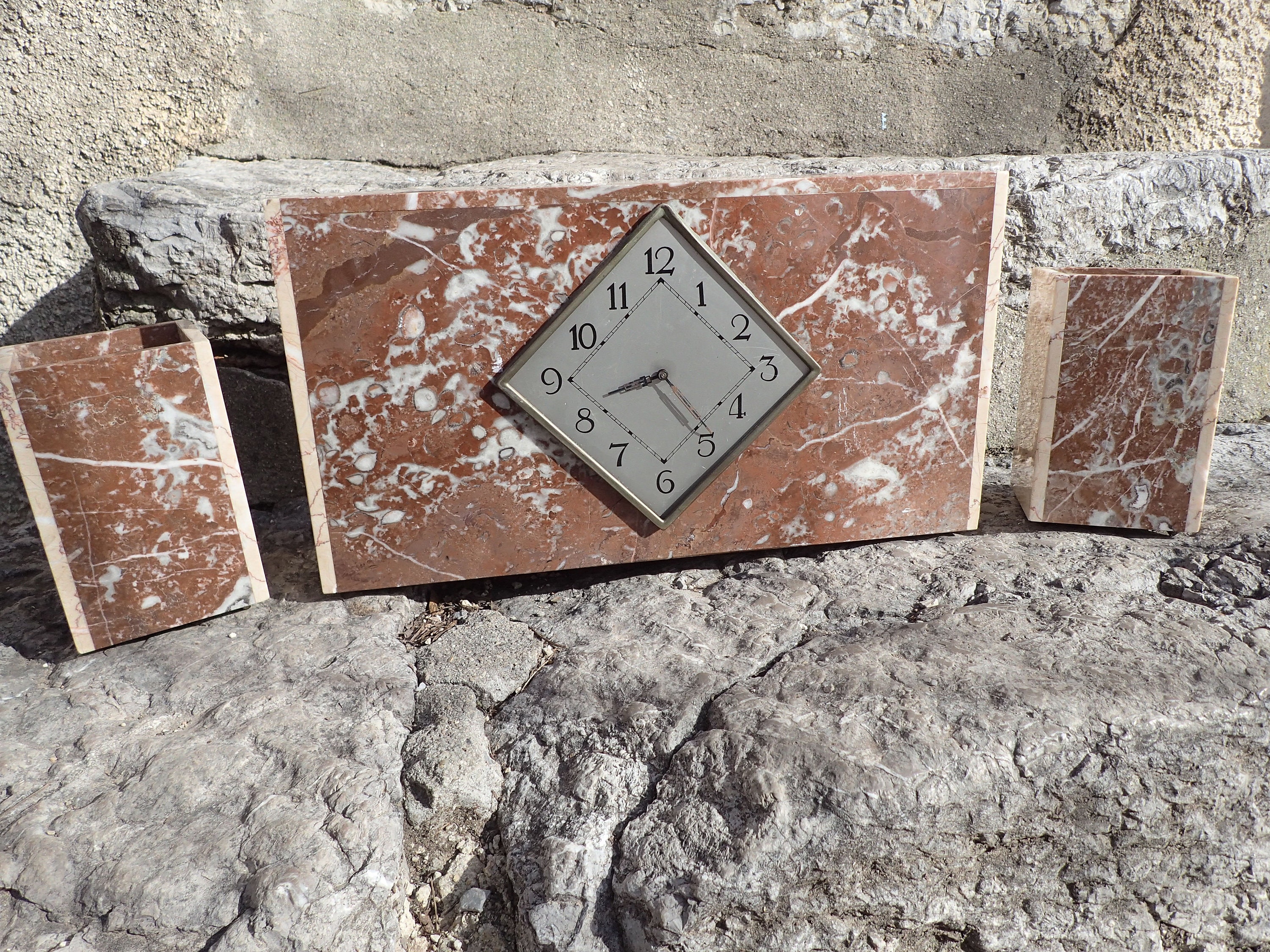 Pendule avec Ses Décoration en Marbre , Art Déco