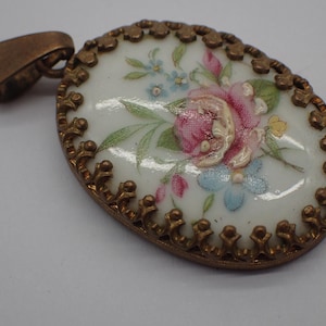 Médaillon Pendentif Ancien Porcelaine De Limoges – Scène Galante, 6x5 Cm