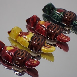 quatre perles ,cabochons ,bouton ,oiseau en céramique de Vallauris