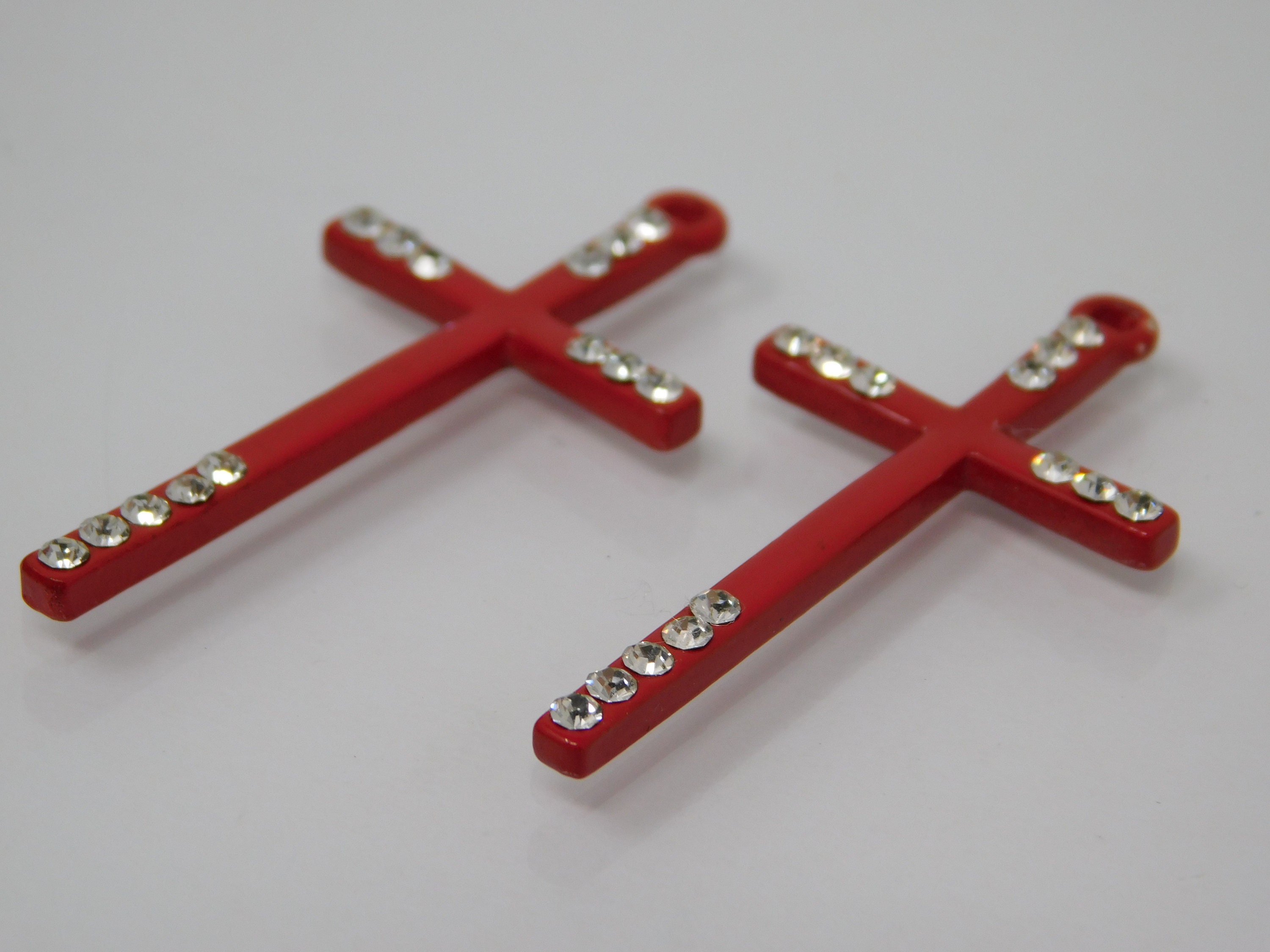 Paire de Crucifix Vintage Fer Émaillé Rouge