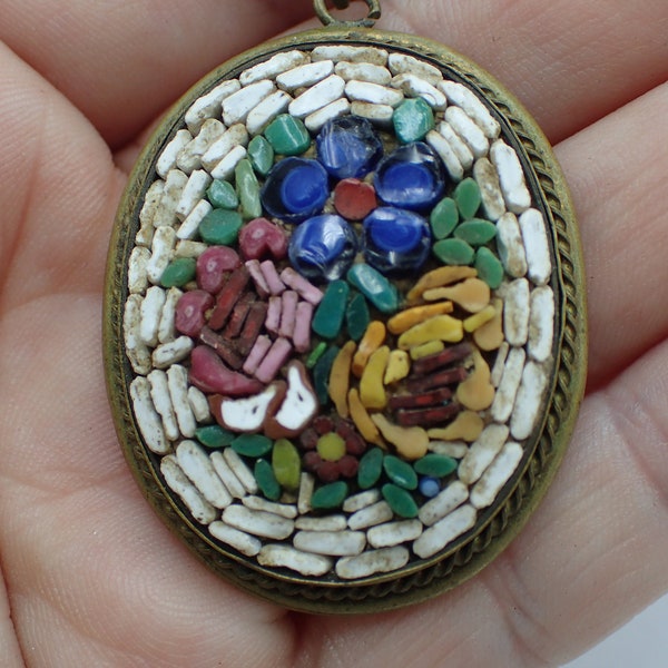 collier ancien avec pendentif en micro mosaïque