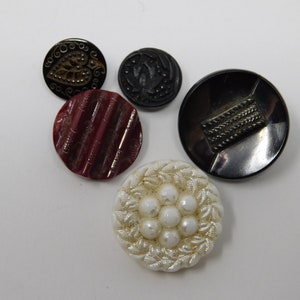 Set of five Art Nouveau buttons in glass and opaline