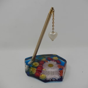 Stylo avec son socle incrustation de fleur sous résine ,livraison gratuite