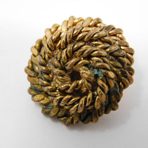 Vintage tréssé metal button, diameter 2 cm