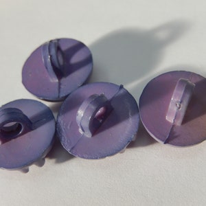 Quatre boutons vintage ,violet ,diamètre 1,3 cm image 3