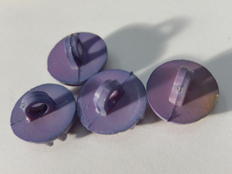 Quatre boutons vintage ,violet ,diamètre 1,3 cm image 3