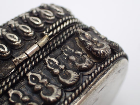 Antique oriental box in solid silver - image 6