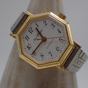 New classic vintage wristwatch