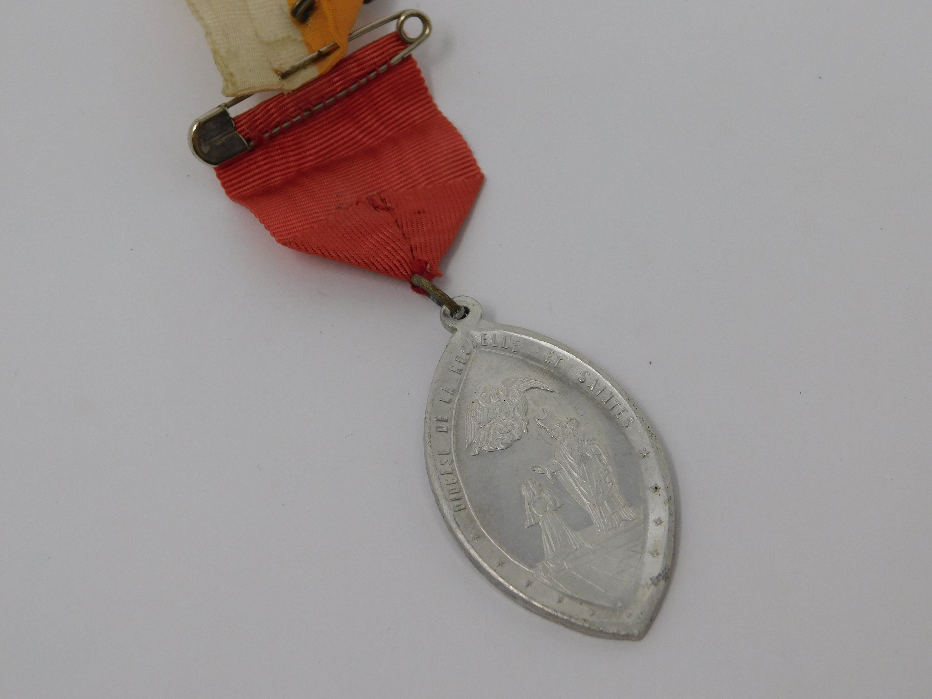 Pendentif Religieux en Étain