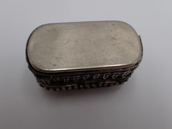 Antique oriental box in solid silver - image 4