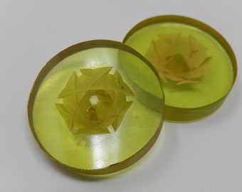 Pair of yellow plastic buttons, star center, diameter 3 cm