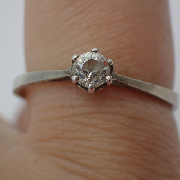 bague vintage en argent avec petit gemme