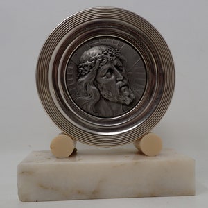 Religiöse Skulptur auf Marmor-Sockel