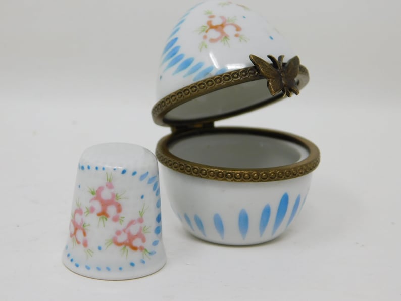 Porcelain thimble with its storage egg
