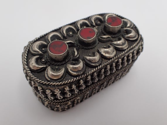 Antique oriental box in solid silver - image 1